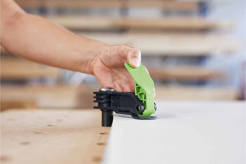 Klem wordt aan de MFT bevestigd