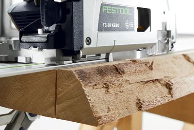 Close-up van een Festool-cirkelzaag die door hout zaagt