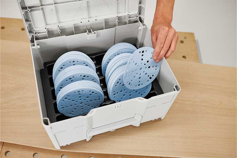 Een Systainer waarin zich diverse Granat-schuurmaterialen bevinden