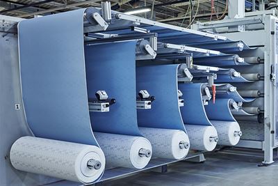 Grote rollen met materiaal voor schuurmateriaal