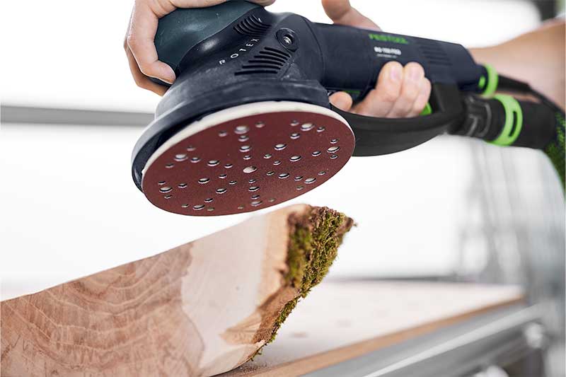 Een houtstuk wordt met de Rotex-schuurmachine en passend Rubin-schuurmateriaal geschuurd