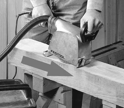 De "Rustofix" altijd in de richting van de vezels geleiden