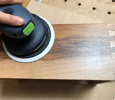 Voor het tussenschuren van verf gebruikt u schuurmateriaal Brilliant