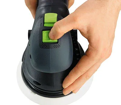 Voor grotere afname in de grove schuurstand voorschuren en vervolgens in de excenterschuurstand fijnschuren