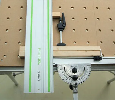 Op de multifunctionele tafel kan met aanslagen worden gewerkt