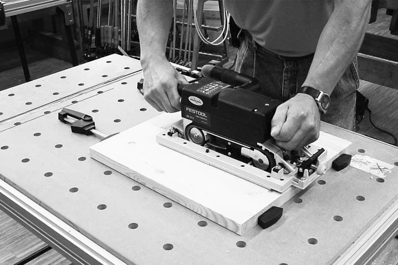 Door de lineaire schuurbeweging met de bandschuurmachine wordt een zeer goed schuurresultaat behaald