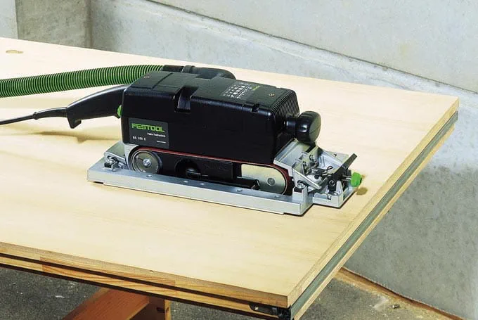 Hout schuren met machine