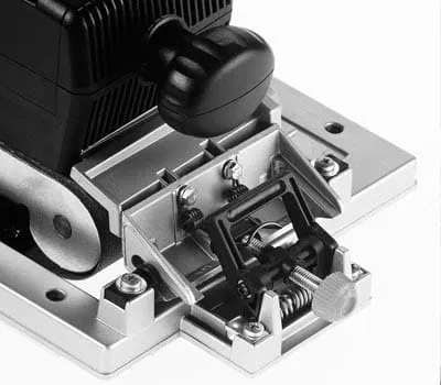 Door de bandschuurmachine op te tillen, kan het al geschuurde oppervlak worden gecontroleerd