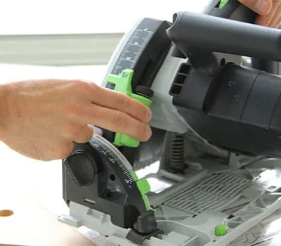 Het fijngetande zaagblad plaatsen.