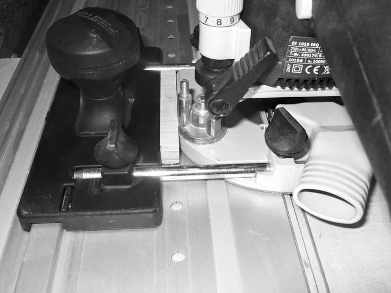 Geleiderail met schroefklemmen bevestigen