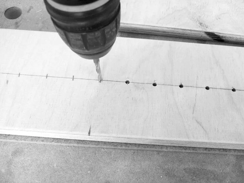 Gaten voor M5-platkopschroeven boren