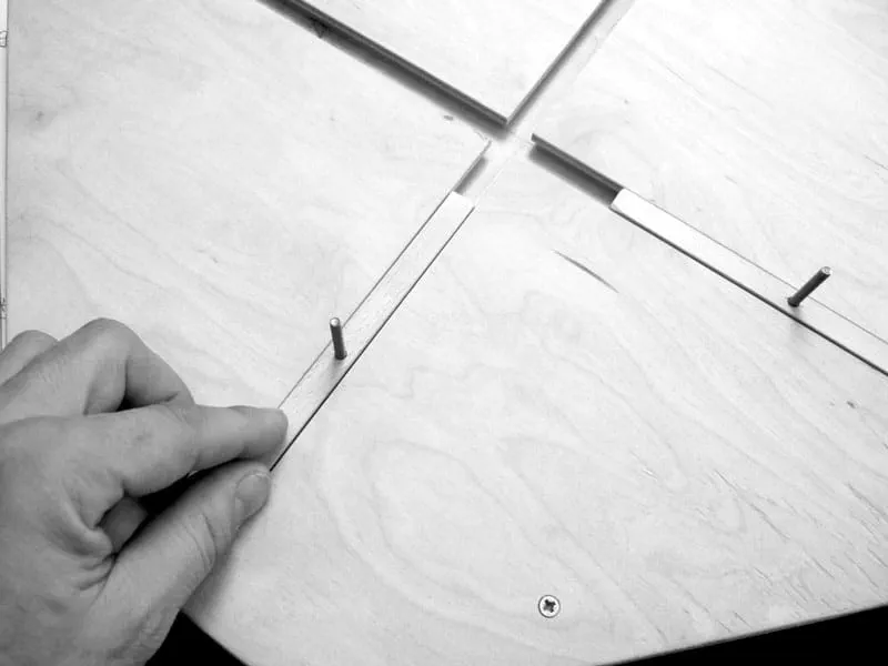 Geleiderails in messinggroef schuiven