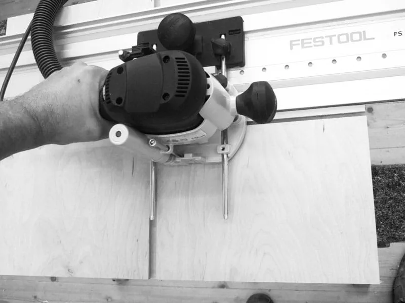 T-groeven in multiplexplaat frezen