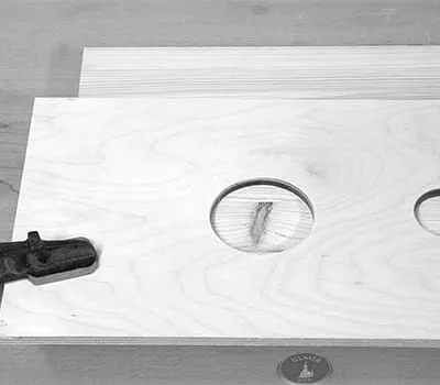 Gaten in het midden boven de knoest herstellen