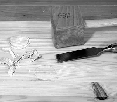 Alles wat nog uitsteekt met een steekbeitel verwijderen