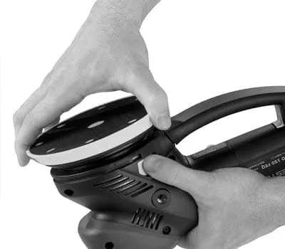 Voorschuren van de minerale-grondstofplaat in de grofschuurstand in het kruislings schuren