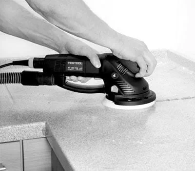 Grove lijmnaden en uitstekend materiaal vlak schuren