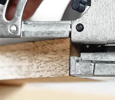 Voor het tweede freesgat tekent u de positie af of verplaatst u de machine aan de buitenzijde over het oppervlak tegen de rand van het verstek