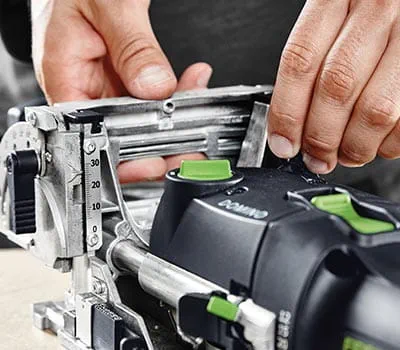 Stel de freeshoogte analoog aan de dikte van uw werkstuk in