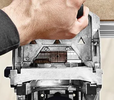 De freesgaten via het aftekenen of het aanslagsysteem plaatsen