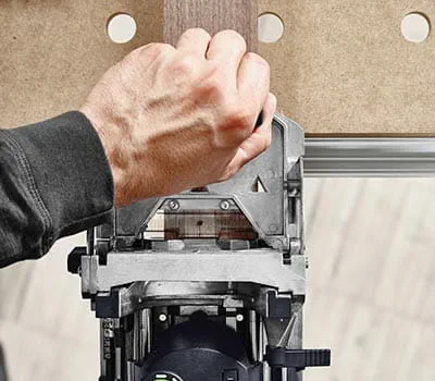 Het tweede freesgat wordt hier met behulp van de aanslagnok geplaatst