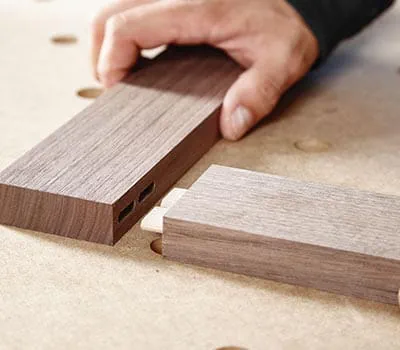 Frees de gaten voor alle vier de framelijsten op deze wijze