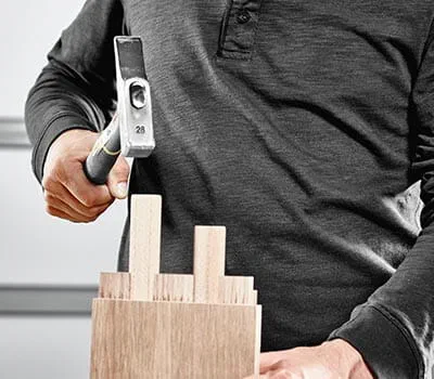 Kant de DOMINO-steen aan de randen iets af met een schuurblok