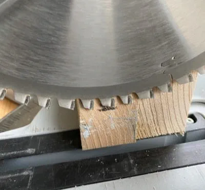 Instellen van de zaagdieptebegrenzing: 