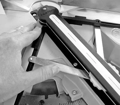 Hoek op afkortzaag overbrengen