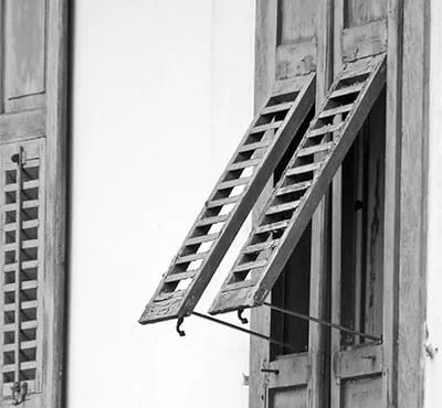 Sterk verweerde vensterluiken