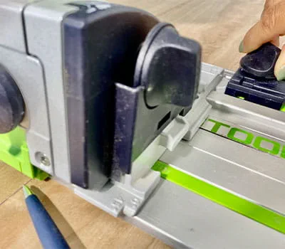 Aanslag aan de voorkant bevestigen