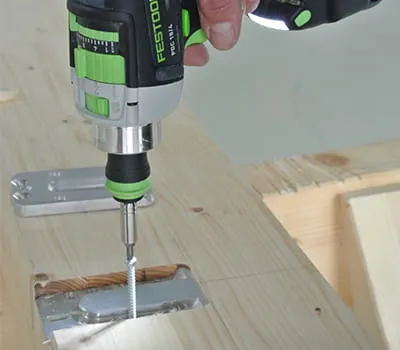 Verbindingsstukken met schroeven monteren