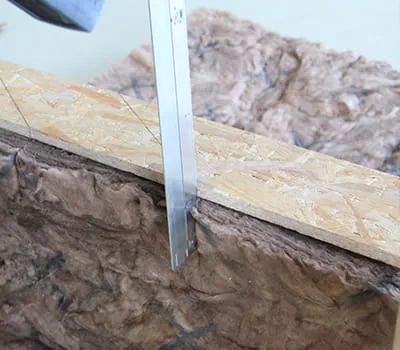 Sjablonen maken en isolatie tussen spanten inzagen