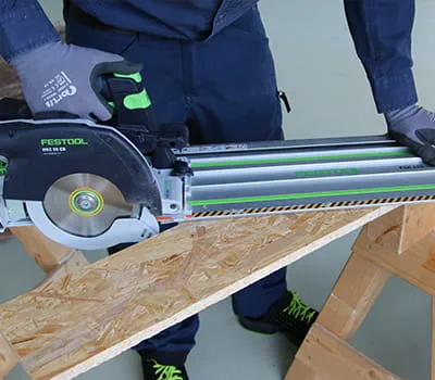 Op maat zagen van de sjabloon