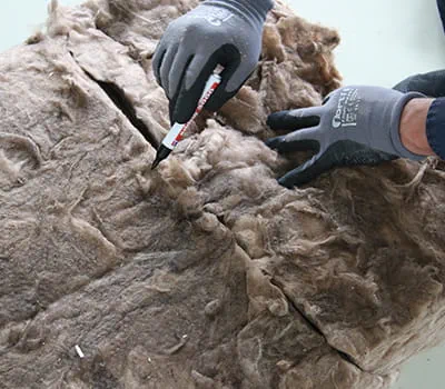 Markeringen naar beide helften van het isolatiemateriaal overbrengen