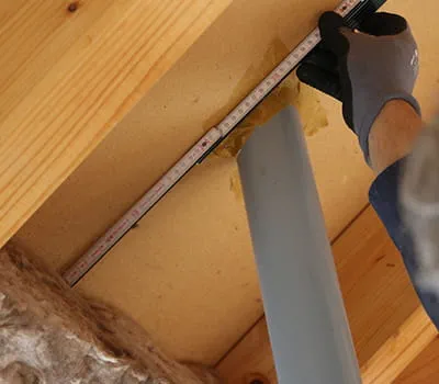 Meet de restmaat tot het buismidden.