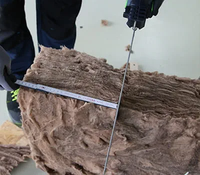 Maat aanbrengen en isolatie tussen spanten zagen