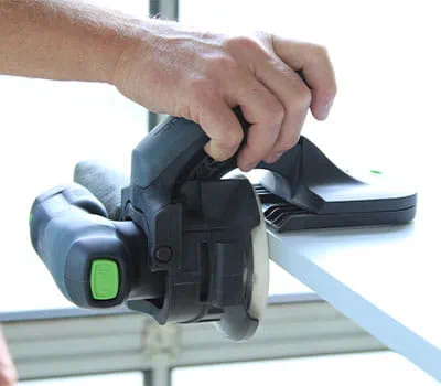 Kantenschuurmachine langs rand leiden