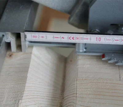 Instellen van de parallelaanslag voor het zagen aan de afzaagzijde