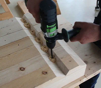 Boorgaten in de groefhoek voor de spantbevestiging