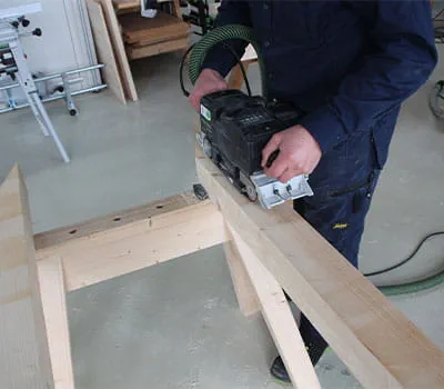 Al op maat gezaagde houtdelen schuren