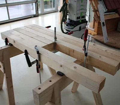 Houtdelen klaarleggen