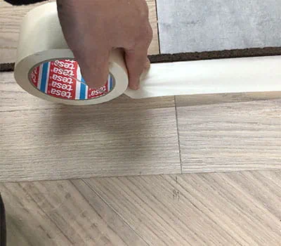 Beschermende afplaktape aanbrengen