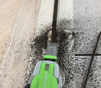 Nasnijden van de uitstekende rand