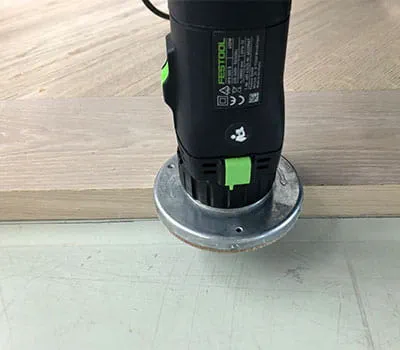 De frees netjes over de gehele lengte leiden