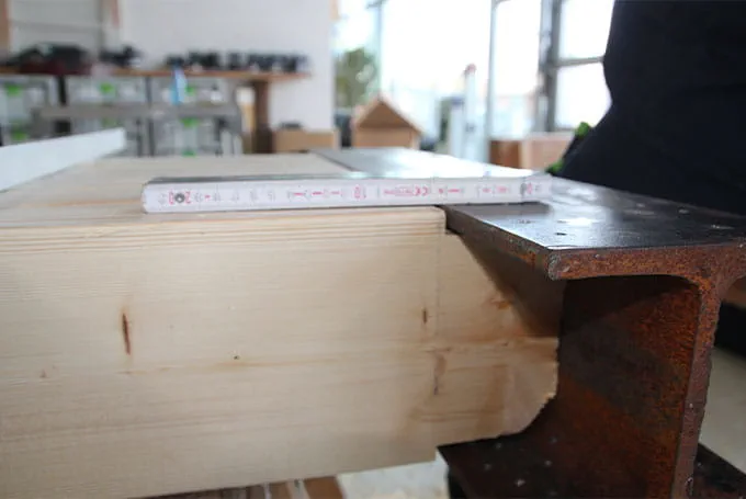 Houten balk in stalen ligger