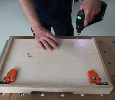 Schuifladebodem inschuiven en bevestigen