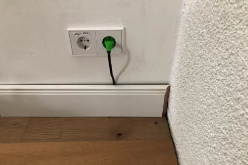 Kabel achter plinten leggen / plinten inkepen met de KAPEX