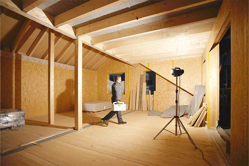 Een Bouwlamp verlicht een raamloze, donkere kamer