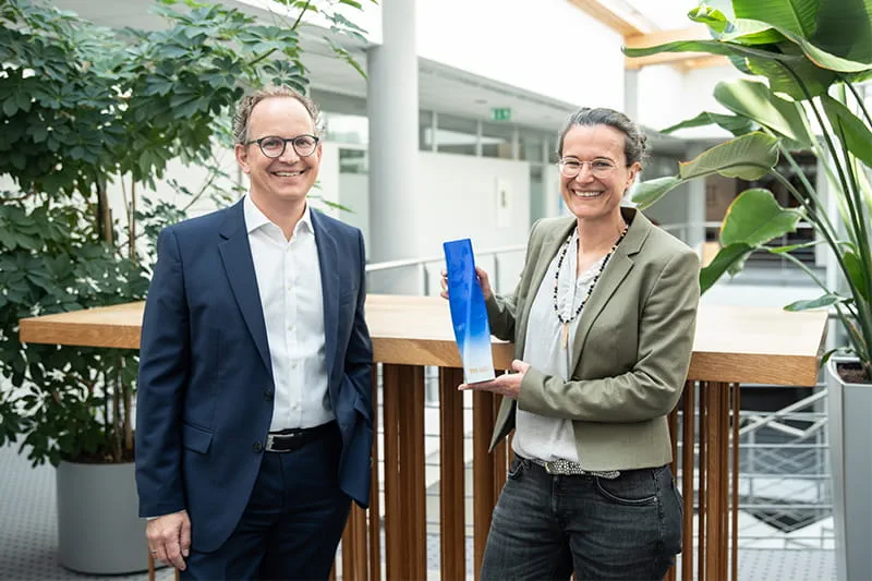 Barbara Austel en Sascha Menges met de trofee van "Merken van de eeuw"
